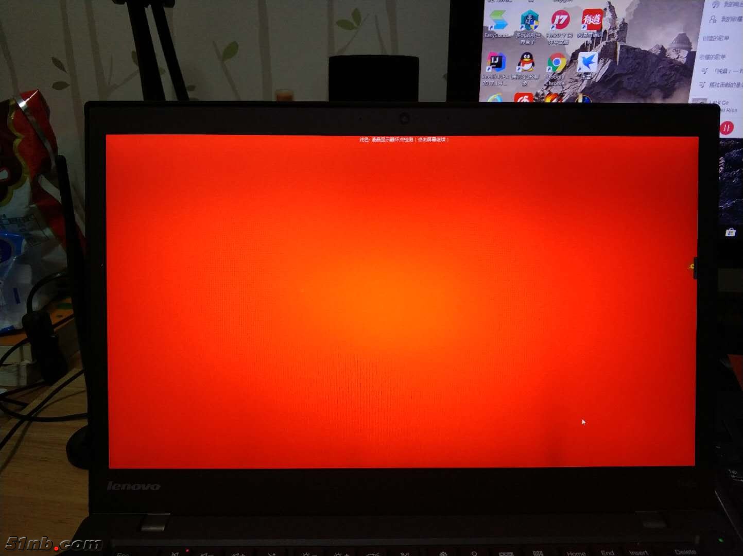 就在中间偏左的位置，有个比较明显的亮斑