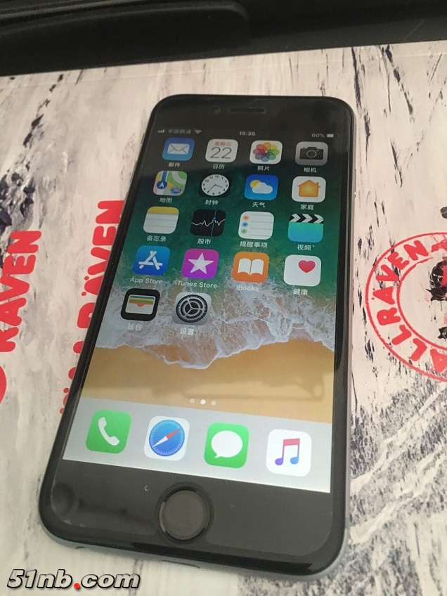 仔细看home键边上小泡泡