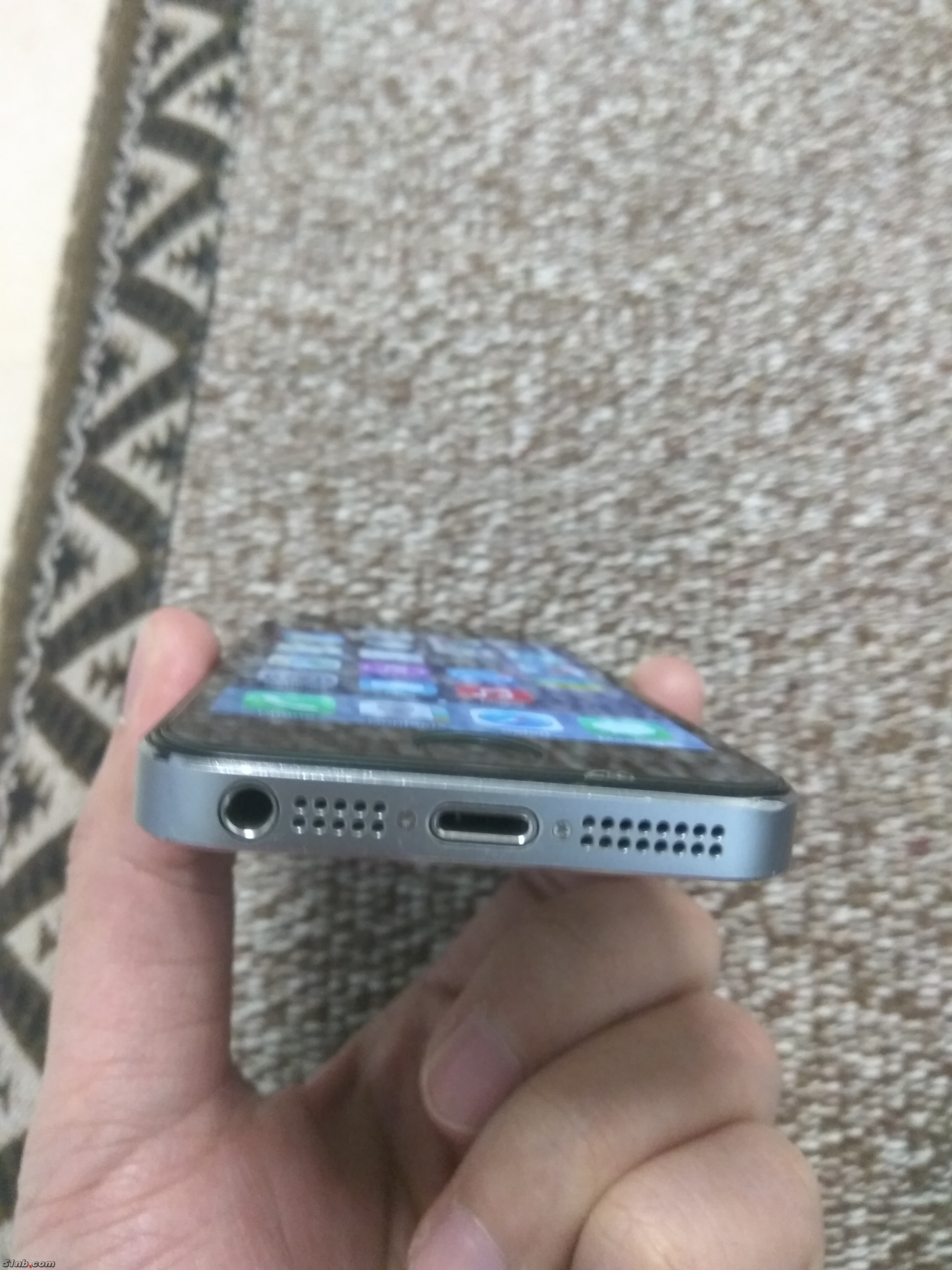 尾插及底部磨损磕碰处