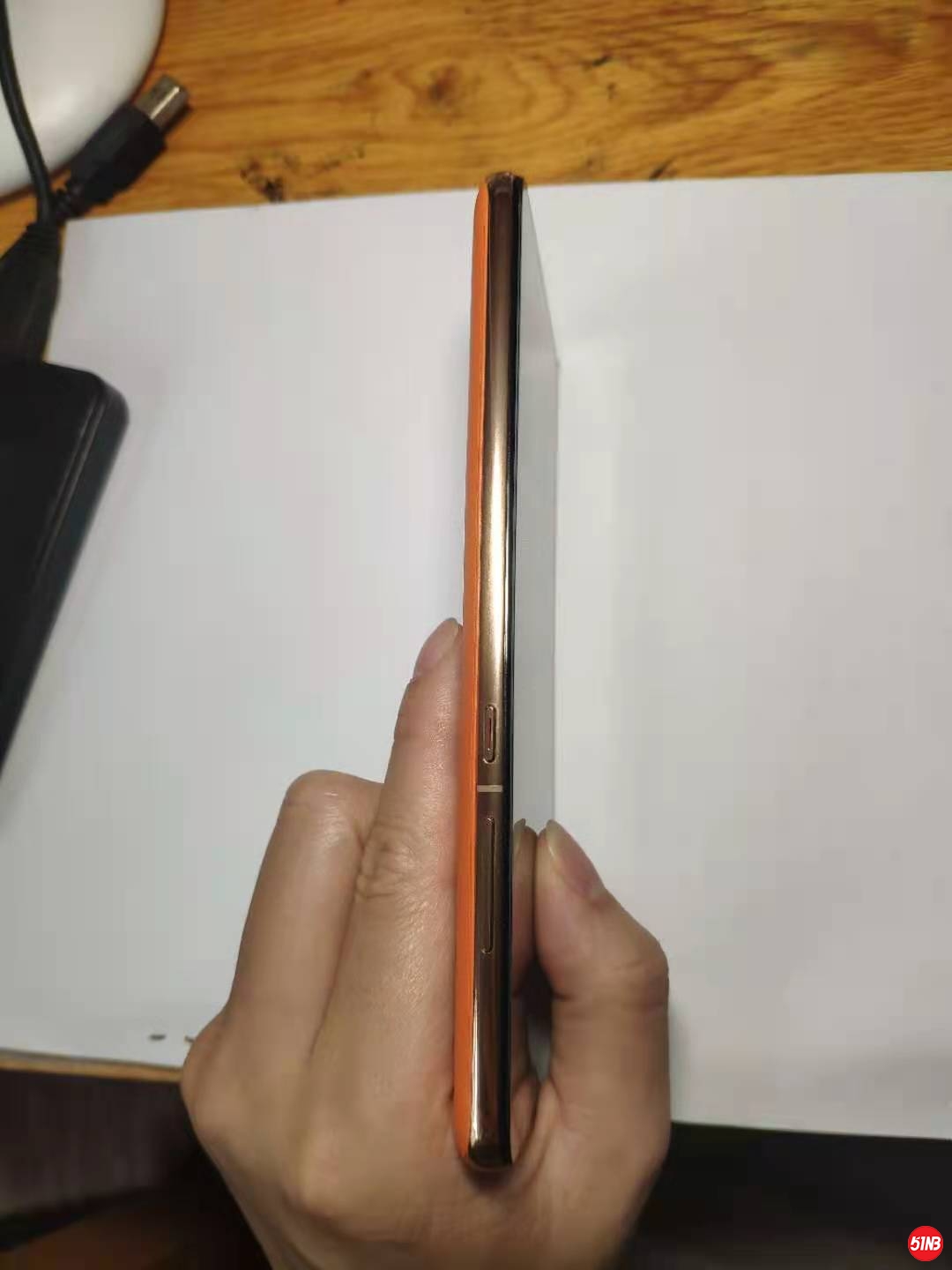 侧面，有一小一点磕